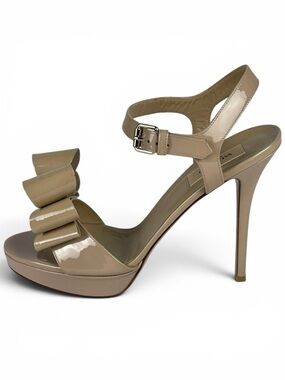 VALENTINO GARAVANI NUDE PLATFORM PATENT LEATHER ANKLE STRAP BOW TOP HEELS